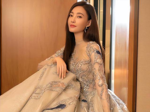 ky开元棋牌 诈骗139亿、金条茅台垫桌腿王丽坤是怎么一步步迈入假豪门的？(图9)